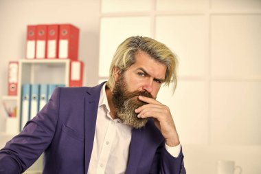 İş adamı şık günlük kıyafetler giyiyor. Yakışıklı adam düşünceli görünüyor. Ofiste duran bir iş adamının portresi. Profesyonel iş adamı ortak bekliyor.