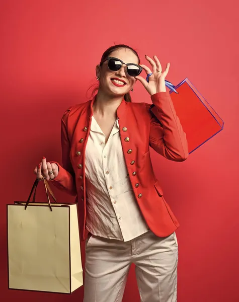 Fashion girl in sunglasses hold paper bags, shopping — Stock Photo, Image