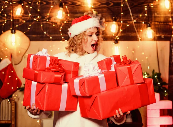 Šťastný Nový rok2020. dívka s dárkovou krabicí. zimní prázdniny a prázdniny. Vánoční nákupy. Čas na ženy a Vánoce. Veselé Vánoce. Šťastný nový rok. dodání vánoční dárky — Stock fotografie