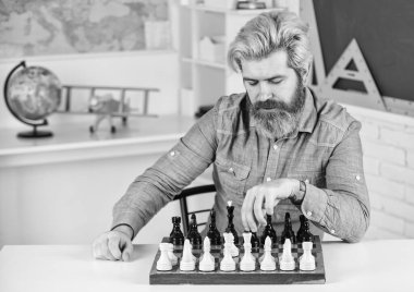 Sosyal becerileri öğren. Satranç taşlı satranç tahtası. Turnuva stratejisi Okul panosu eğlencesi. Öğretmen antrenman dersi alıyor. Eğitim konsepti. Olgun bir adam entelektüel oyun oynuyor. akıllı adam satranç oynar