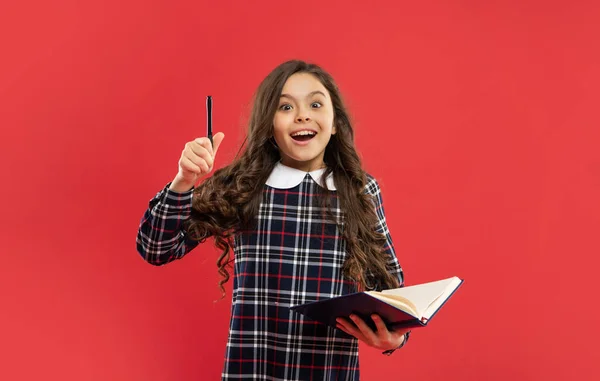 Inspirado en la idea de niño haciendo notas sobre fondo rojo, de vuelta a la escuela — Foto de Stock