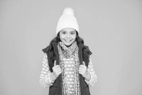 Vrolijk kind in warme winter kleding van gebreide hoed sjaal en trui op nieuwjaar vakantie, mode — Stockfoto