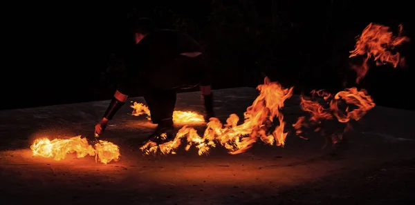Fogo solo performer executar show noturno com chamas ardentes enormes na escuridão ao ar livre, flamejante — Fotografia de Stock