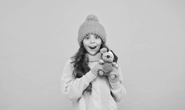 Hediyeler al. Anaokulu ve okul. Oyuncakçı konsepti. Harika haberlerim var. Samimi duygusal çocuk fare ya da fare oyuncağı. Mutlu bir çocukluk. Fare sembolü yılı. Pelüş oyuncak. Çocuk sevimli küçük oyuncak oynar