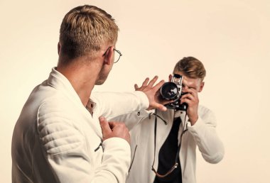 Paparazzi fotoğrafçı. Özel veriler. Beyazlı ikiz kardeş. Fotoğrafçılık. güzellik ve moda