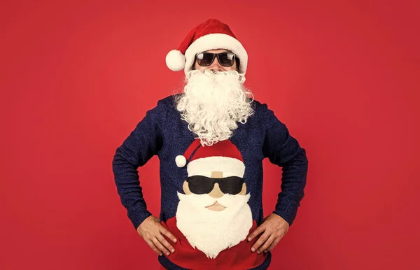 Heureux homme barbu en costume de Père Noël célébrer vacances d'hiver de Noël et se sentir joyeux sur les cadeaux de Noël, fête de Noël — Photo