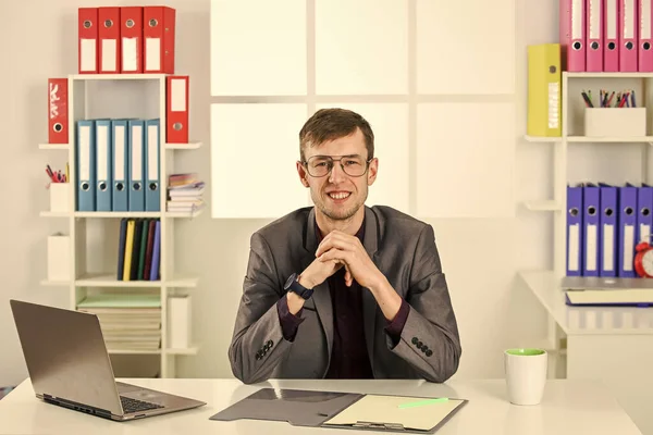 Office worker guy sit table laptop computer, job interview concept — Stock fotografie