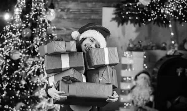 Día de boxeo. Niña feliz sostiene cajas de regalo. fiesta de año nuevo celebración. es la época de Navidad. el mejor regalo de la historia. felicidad infantil. niño alegre en traje de santa. Perdido en pensamientos — Foto de Stock