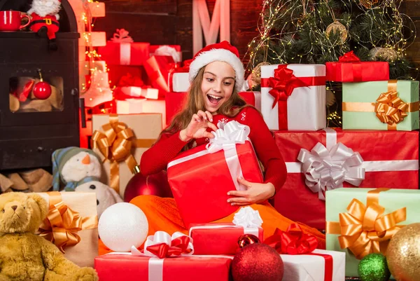 Barn liten lycklig flicka hitta gåvor nära julgran. God jul, då. Glad barndomsidé. Upptäck vinterns skönhet. Jultomtens julklappslådor. Tomten gav mig presenter. Gåvobutik — Stockfoto