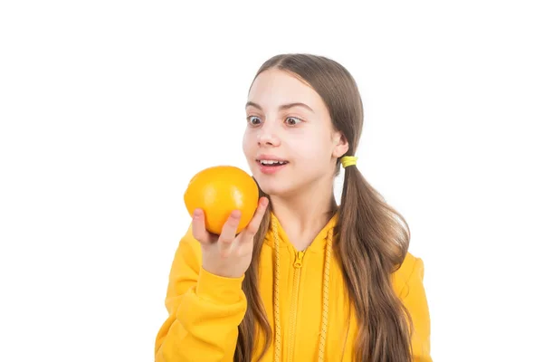 Χαρούμενο έφηβο κορίτσι με εσπεριδοειδή πορτοκαλί φρούτα γεμάτο βιταμίνες που απομονώνονται σε λευκό, περιποίηση της επιδερμίδας — Φωτογραφία Αρχείου