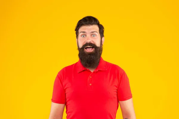 Homem barbudo espantado com bigode em tshirt no fundo amarelo, retrato — Fotografia de Stock