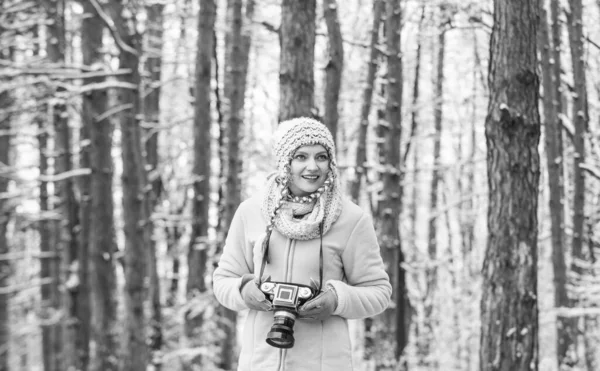 겨울이 좋다. 행복 한 등산객 소녀 역 카메라. 전문 사진 작가 겨울 풍경. 여자는 사진 카메라를 들고 있다. 눈이 내리는 겨울의 모습을 사진으로 찍는다. 춥고 아름다운 날씨 — 스톡 사진