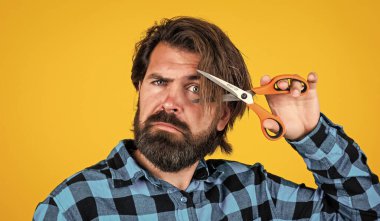 Yeni stilini değiştirdi. Berber dükkanı. makaslı olgun berber. Elinde makasla sakallı bir adam. Vahşi adam saçını kesmiş. Saç stili erkek tarzı. Bıyıklı yakışıklı hippi. kuaför aracı