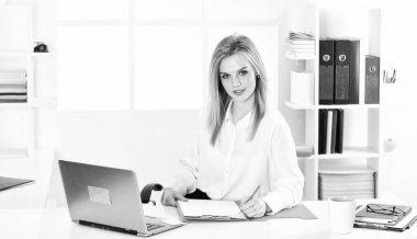 Dijital pazarlama. Elinden gelenin en iyisini yapmaya çalış. Pazarlama Asistanı. Metin yazarlığı işi. Şirin ofis müdürü. Sosyal medya editörü. Dizüstü bilgisayarı olan pazarolog kız. Pazarlama Tanıtım Uzmanı