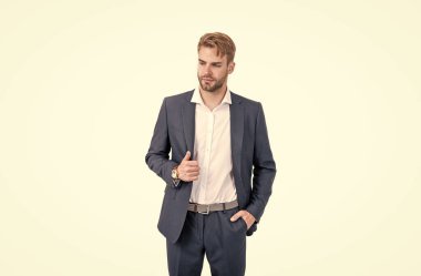 Kendine güvenen başarılı iş adamı takım elbiseli ve kol saati giyen beyaz tenli, başarılı.