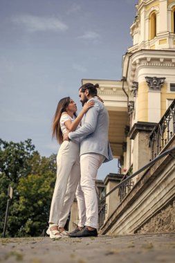 Bu aşktır. Birbirine aşık çiftler. Romantizmi hisset. İlk buluşma tarihi. Romantik bayramı kutlamak. Aile yıldönümü. Saf duygular. Sakallı adam hippi sarılması seksi kadın. Erkek kız arkadaşına sarılır.