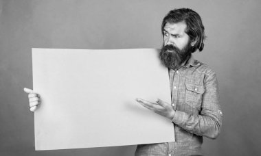 Sonbahar tasarruf satışı. Reklam konsepti. Sakallı ve bıyıklı vahşi bir adam. bir iş arıyorum. Kopyalama alanı için yer. Boş kâğıt kağıtları olan ciddi sakallı bir adam. berber servisi.