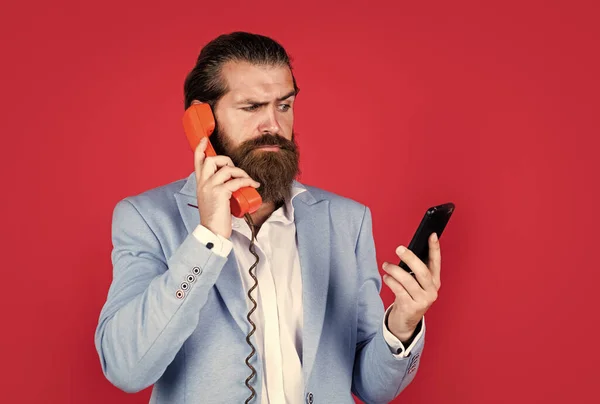 En iyisini bekle. İletişim cihazlarının evrimi. Retro adam telefonda konuşuyor. Modern cep telefonu ve eski klasik telefon. Teknoloji her zaman gelişiyor. Dijital Çağ 'da yaşa — Stok fotoğraf