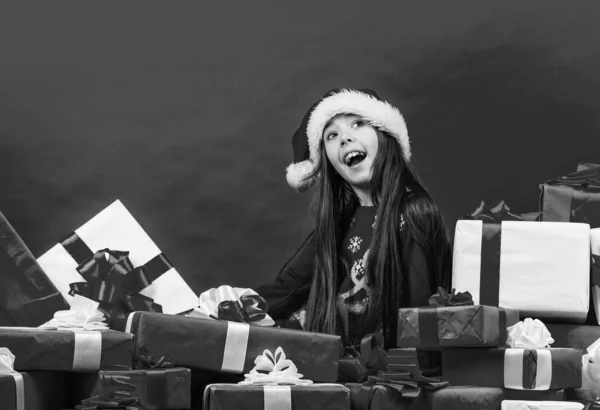 子供の幸せな女の子はクリスマスツリーをプレゼントを見つける。メリークリスマス。幸せな子供時代のコンセプト。奇跡の時だ。サンタクロースの優しい姿。豊かな生活を。幸せと喜び。キッド・サンタ・ハット。サンタは贈り物を持ってきた — ストック写真