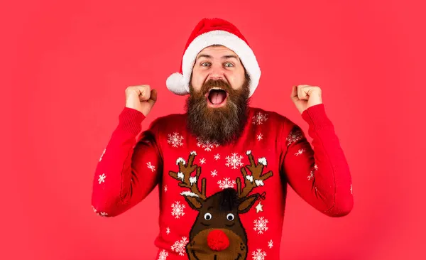 Festa de Natal. O Pai Natal barbudo de chapéu. celebrar a festa. homem maduro em camisola fundo vermelho. ano novo compras descontos. pronto para presentes de Natal e presentes. Hora da festa de Natal — Fotografia de Stock