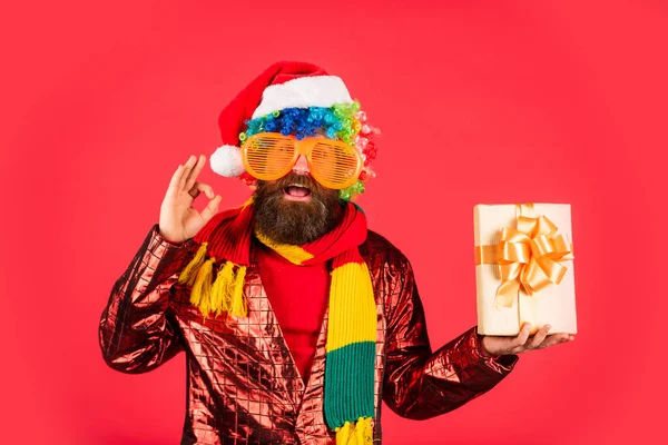 Bu mükemmel olan. Parti kutlaması için hazırım. Hipster tatilin tadını çıkar. Noel 'den önceki sabah. Parti gözlüklü sakallı adam. Yeni yıl alışverişi fikri. Noel Baba şapkalı adam Noel hediyesini bekliyor. — Stok fotoğraf