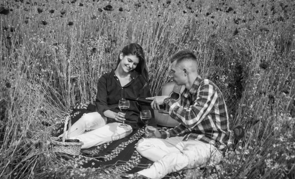 Vår natur skönhet. Kärlek och romantik. romantiskt förhållande. par kär i gitarr dricka vin. man och kvinna i vallmo blomma fält. sommarsemester. lycklig familj. countrymusik. För evigt ditt — Stockfoto