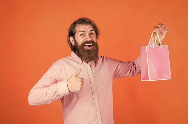 Érett férfi szakáll és divatos frizura hold ajándék csomag, alkalmi eladó — Stock Fotó