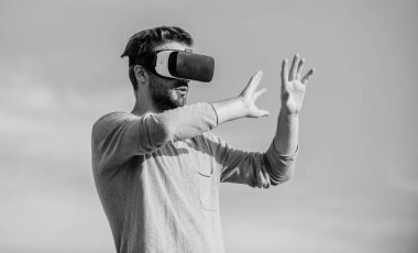 Sanal gerçeklik. Oyun online. Sanal gerçeklik gözlükleri. Kablosuz sanal gerçeklik gözlüklü yakışıklı adam. Artırılmış gerçeklik. Oyuncu konsepti. Modern teknoloji. Dijital gelecek ve yenilik. Siber Alan