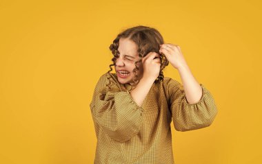 Parlak buklelerin tadını çıkarıyorum. Şekil vermek için yağ kremi. Kuaför malzemeleri. Parti için saç stili. Güzel, sağlıklı saçlar. Moda ve güzellik. Küçük kız kuaför salonu. Küçük kıvırcık saçlı çocuk