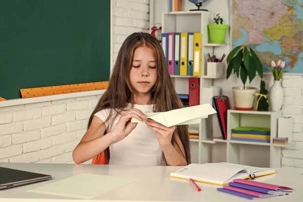可爱的孩子靠近黑板与纸飞机，回到学校 — 图库照片