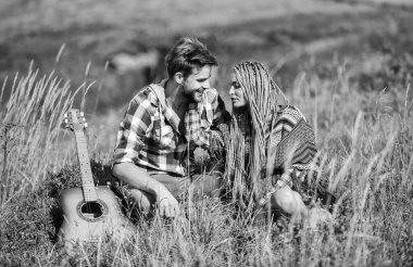 Romantizm yürüyüşü. Romantik yürüyüş. Romantik şarkı. Aşk onlara ilham verir. Temiz hava ve saf duygular. Güzel romantik çift gülen yüzlü doğa geçmişi. Gitarlı erkek arkadaş ve kız arkadaş