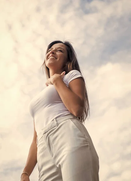 Szczęśliwa beztroska kobieta z długimi włosami na tle nieba, wolność — Zdjęcie stockowe