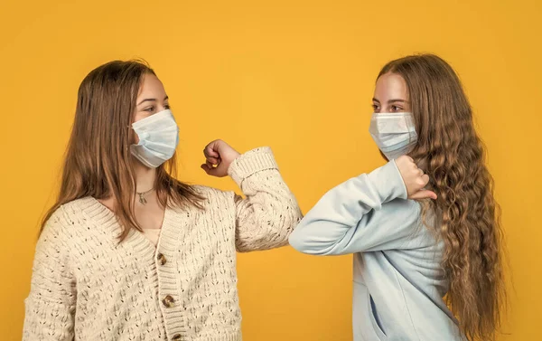 Olá. evitar o contacto uns com os outros. Covid-19 e saúde. meninas em máscara médica respirador. pacientes em item de segurança. higiene na pandemia do coronavírus. quarentena epidémica. bloqueio — Fotografia de Stock