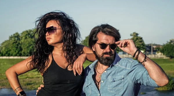 Sexy modne para nosić letnie okulary przeciwsłoneczne odkryty, moda — Zdjęcie stockowe