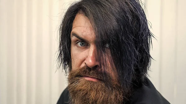 Серьезный человек с усами и бородой, мужская мода волос — стоковое фото