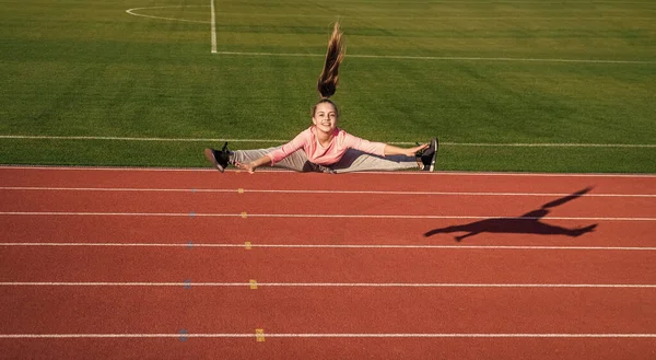 Tini lány jumping -ban split szabadban a versenypálya stadion, energia — Stock Fotó