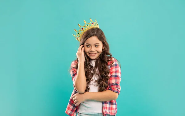 Porträt des Ruhms. Lächelndes Kind in Krone. Selbstbewusste Königin. Selbstgefälliger Ausdruck. — Stockfoto