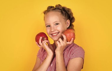 Sonbahar hasadından toplanan vitamin dolu elmalarla dolu mutlu ergen çocuk, doğal yiyecekler.