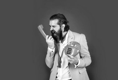 Hayatını düzene sok. Genç adam telefonda konuşuyor. İş adamı klasik telefondan konuşuyor. Erkek sabit telefondan konuşuyor. Modern yaşamda klasik teknoloji. Hat meşgul. Telefondaki adam.