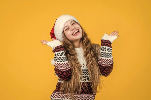 Glad jul barn flicka bära röd tomte klo hatt, lycka — Stockfoto