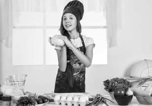 Menina criança cozinhar refeição de produtos saudáveis e orgânicos apenas, saúde — Fotografia de Stock