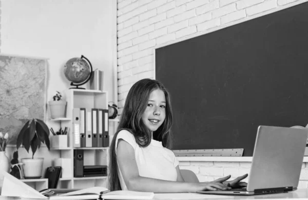 Γουίβιναρ. Η μαθήτρια έχει μάθημα βίντεο. παιδί με υπολογιστή. φοιτητής κάνει τα μαθήματά του. — Φωτογραφία Αρχείου