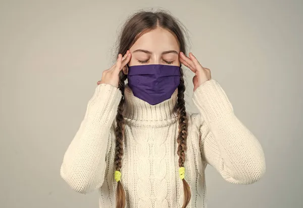 Tini lány visel légzőkészülék maszk, míg a coronavirus pandémiás karantén, tünet — Stock Fotó