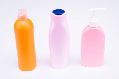 Çoklu renk yenileme kapağı ve kozmetik ürün paketlerini sıraya dizin, şişeler