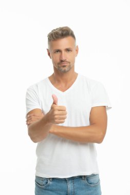 Başparmaklar yukarı. Ciddi adam başparmağını kaldırır. Yakışıklı adam onay işareti gösteriyor. Başparmaklar yukarı.