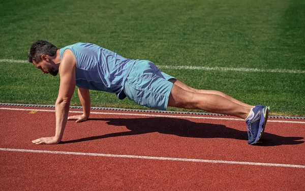 Sé fuerte. Un hombre de tablón. rutina deportiva y estilo de vida saludable. éxito deportivo. atleta masculino hacer ejercicio matutino. ejercicios de flexiones. Deportista planchando al aire libre. atención médica. musculoso chico hacer deporte — Foto de Stock