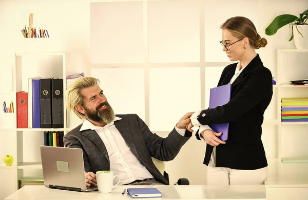 Construir carrera. Secretaria de oficina. Pareja de negocios trabajando. Un par en la oficina. Distribuir obligaciones y organizar el equipo de trabajo. Director gerente jefe. Informe de negocios. Negocios exitosos. Hombre y mujer — Foto de Stock