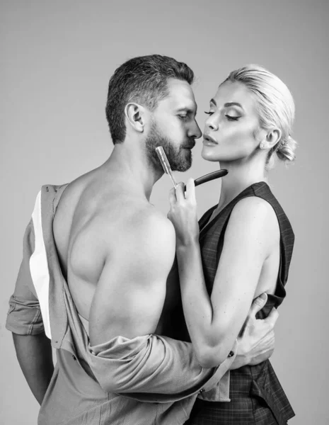 Sensuella avklädda par. naken kvinna rakar skäggig man. sexigt par förälskade. — Stockfoto