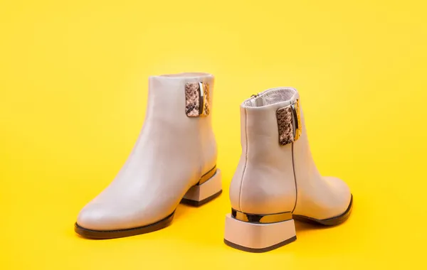 Пара модных кожаных туфель. бежевые ботинки. ботинки на желтом фоне. — стоковое фото