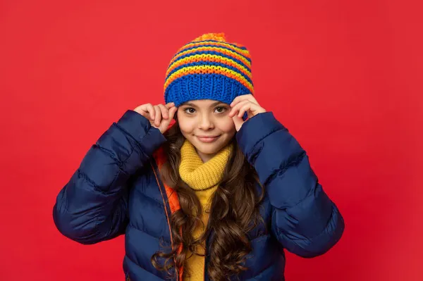 Modella di moda femminile. teen girl in giù cappotto. ritratto di bambino che indossa vestiti caldi. — Foto Stock